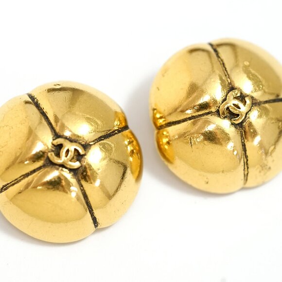 CHANEL CC Logos Vintage Clip-On Earrings Gold Tone Auth h1132-7 - Picture 3 of 5